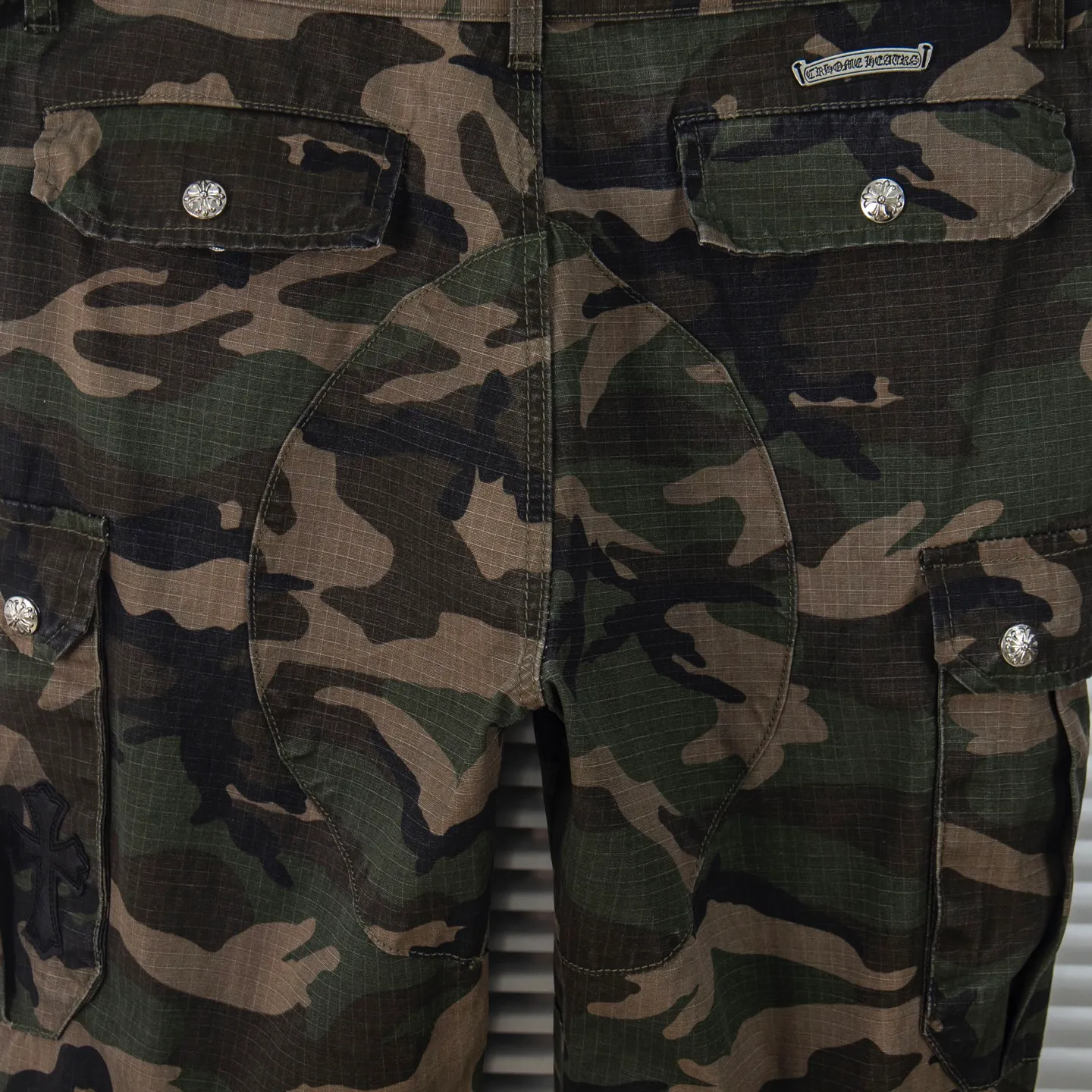 P260 Chrome hearts CH Chrome hearts new silver camouflage three-dimensional pocket overalls Chrome hearts is a top brand in the fashion world, and these pants are one of the best. It uses the classic Levi's jeans bottom panel, which has been carefully disassembled and spliced. The washed effect is natural, showing a unique retro charm. The pants are based on camouflage and are paired with cross patches, which have a great visual impact. These patches are exquisitely crafted and have a luxurious feel. The hardware accessories are ultra-exquisite. The placket buckle is made of silver, hand-polished and painted with distressing liquid. The main buckle has a three-dimensional cross flower shape. The six-pointed star screws and hand-cut leather washers on the back are full of details, which are both beautiful and durable. Style number: 1731# Color: Camouflage Size: 28 30 32 34 36